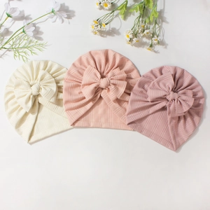 Détail de turbans pour bébé en maille côtelée avec de grands nœuds décoratifs
