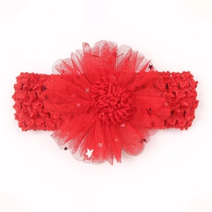 Gros plan du bandeau bébé au crochet rouge avec fleur en tulle et paillettes