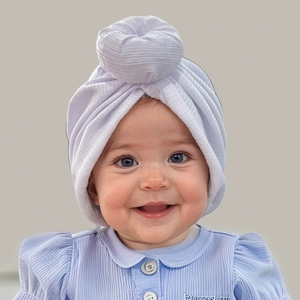Détail du bonnet turban lilas pour bébé en maille côtelée avec un design torsadé haut
