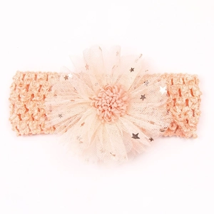 Vue détaillée du bandeau bébé avec fleur en maille pêche et paillettes étoiles