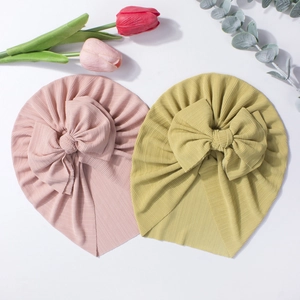 Bonnets bébé avec nœud papillon en rose et jaune moutarde en coton côtelé doux