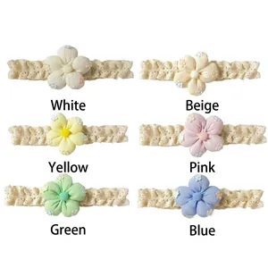Détail de six bandeaux en dentelle pour bébé avec fleurs en tissu faites à la main colorées