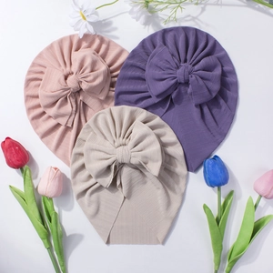 Trois turbans pour bébé en maille côtelée rose violet et beige avec grands nœuds