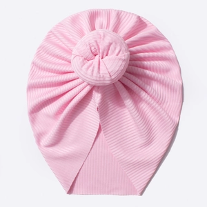Gros plan détaillé du bonnet turban pour bébé en tricot côtelé rose clair à nœud
