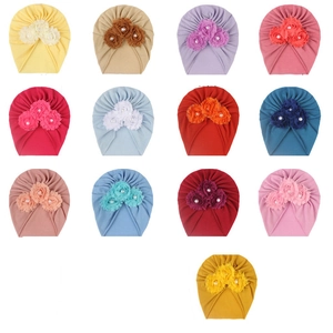 Turbans respirants pour bébés avec trois roses en tissu et perles en treize couleurs variées
