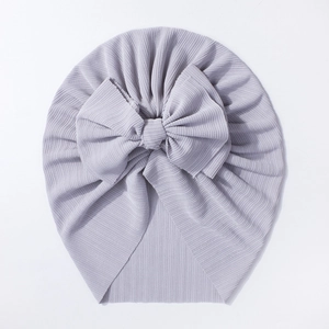 Bonnet turban côtelé pour bébé avec grand nœud décoratif en gris violacé clair