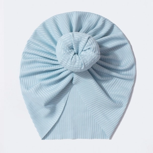 Gros plan du bonnet turban pour bébé bleu clair avec maille côtelée et nœud donut