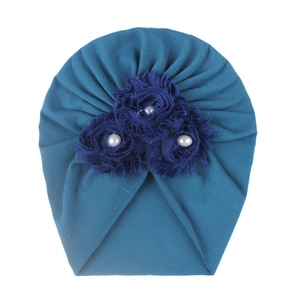 Bonnet turban bébé bleu paon bleu pour bébé avec trois fleurs et perles en tricot extensible