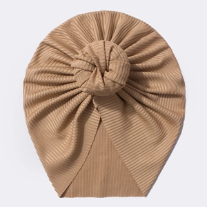 Détail du turban côtelé marron clair pour bébé avec un nœud donut en 3D doux et souple