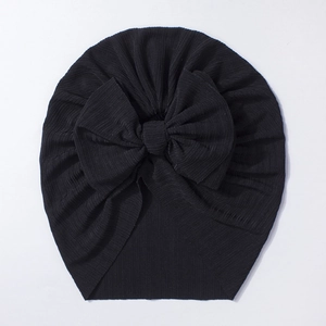Détail du bonnet turban bébé en coton côtelé avec un grand nœud papillon noir