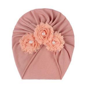 Bonnet turban bébé rose poudré avec trois fleurs en mousseline et perles en coton