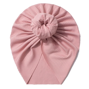 Bonnet turban rose pour bébé en maille côtelée avec nœud donut et texture plissée douce
