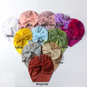 Turbans en tricot pour bébé avec de grands nœuds présentés dans une variété de couleurs