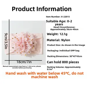 Vue détaillée du bandeau bébé en nylon rose avec fleur en tulle à pois dorés