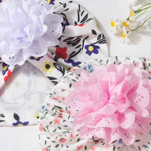 Bonnets bébé respirants en coton avec grandes fleurs en dentelle et motifs floraux variés