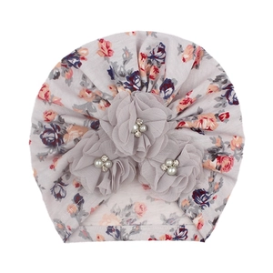 Bonnet turban bébé gris à imprimé fleuri avec fleurs en résille et perles fantaisie