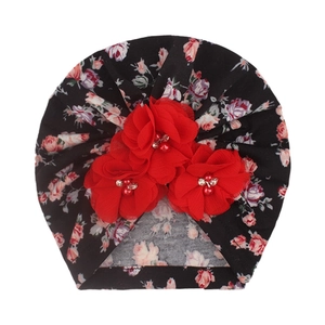 Bonnet bébé noir à fleurs roses avec grandes fleurs 3D en mousseline rouge et perles