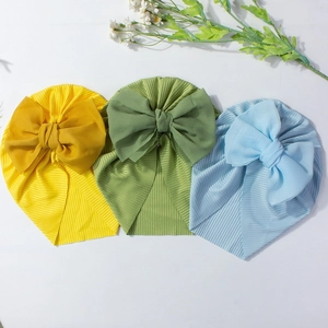 Trois turbans pour bébé en maille côtelée avec nœuds géants en jaune, vert et bleu