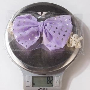 Détail d'un bandeau violet à étoiles sur une balance indiquant un poids de 8,2 g