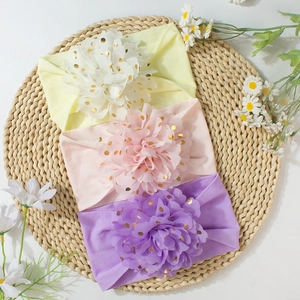 Trois bandeaux bébé avec fleurs en mousseline à pois dorés en jaune, rose et violet