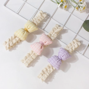 Dreiteiliges Baby Stirnband Set mit Spitzenbändern und bunten karierten Schleifen in Gelb und Rosa