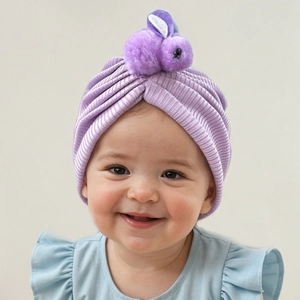 Détail d'un bonnet bébé en maille côtelée violet clair avec un joli lapin en peluche