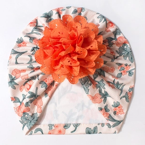 Détail du bonnet turban pour bébé en tissu côtelé avec grande fleur en dentelle