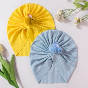 Deux bonnets turbans souples pour bébé en jaune et bleu avec adorables lapins en peluche