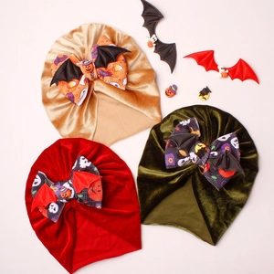 Trois bonnets Halloween pour bébé en velours avec grands nœuds et ailes de chauve-souris