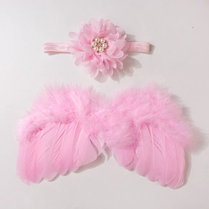 Détail de l'aile en plumes roses et bandeau à fleurs pour séance photo de nouveau-né