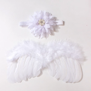 Vue détaillée d'ailes d'ange en plumes blanches et bandeau pour photo de nouveau-né