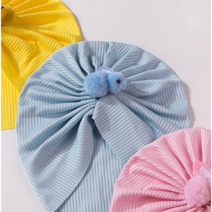 Détail de bonnets turban bébé en maille côtelée avec de jolies décorations de lapin peluche