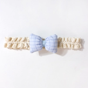 Baby-Stirnband mit hellblauer Vichy-Karo-Schleife und elfenbeinfarbener Lochspitze