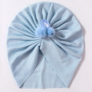 Détail du turban pour bébé en tissu côtelé bleu avec de mignonnes oreilles de lapin
