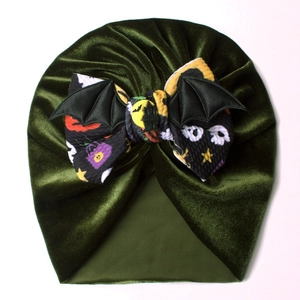 Bonnet Halloween bébé en velours vert foncé avec grand nœud festif et ailes de chauve-souris