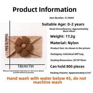 Détail d'un bandeau en nylon pour bébé avec une fleur décorative en tissu jacquard marron