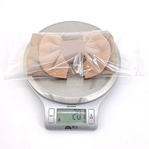 Detailed weight display of breathable bow baby headband showing 20.1g on digital scale