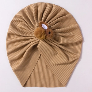 Détail du bonnet turban bébé avec lapin en peluche et tricot côtelé élastique marron