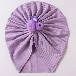 Détail d'un turban lavande pour bébé avec un lapin en peluche et une texture côtelée