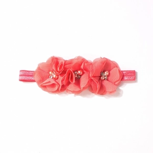 Dettaglio fascia per capelli con fiori in chiffon rosa corallo con perle e strass luccicanti