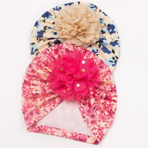 Bonnets turban pour bébé avec fleurs en mousseline et pois dorés sur fond blanc