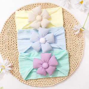 Lot de trois bandeaux bébé à fleurs en tricot de couleur jaune, bleu et vert menthe