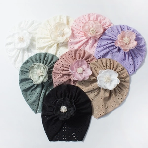 Atmungsaktive Baby-Turban-Mützen mit Perlenblumen-Dekor in acht verschiedenen Farben