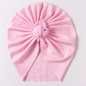 Détail du bonnet turban rose pour bébé avec une décoration de lapin en peluche 3D