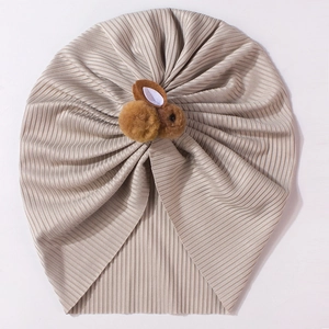Détail du bonnet turban bébé en maille côtelée kaki clair avec motif lapin en peluche