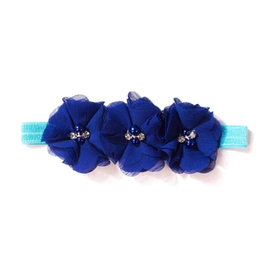 Dettaglio di fiori in chiffon blu reale con perle e strass su fascia per bambini