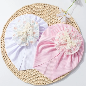 Bonnets bébé respirants rose et blanc avec nœud en dentelle et motifs floraux