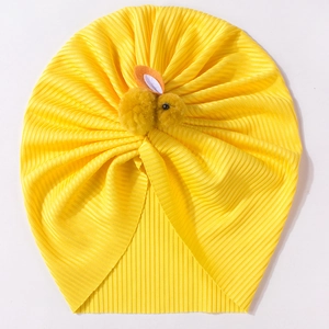 Détail du turban jaune pour bébé avec lapin en peluche et texture de tissu en maille côtelée