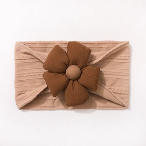 Bandeau bébé doux en maille beige avec une grande fleur marron en relief