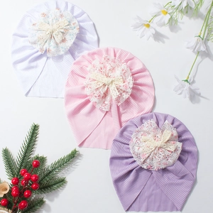 Bonnets turban pour bébé en maille côtelée avec fleurs en dentelle et nœuds décoratifs